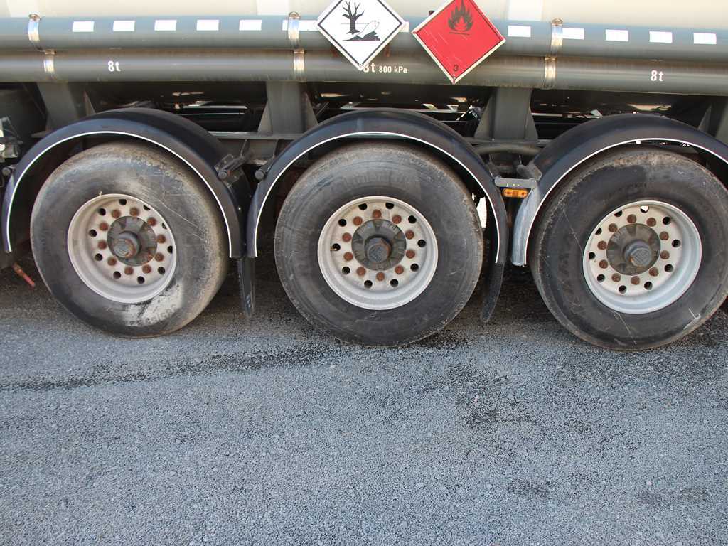 LAG  0-3-39 ADR, 5-TI KOMOROVÁ CISTERNA - BENZÍN, NAFT