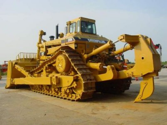 Buldozer - jeden z často používaných stavebních strojů